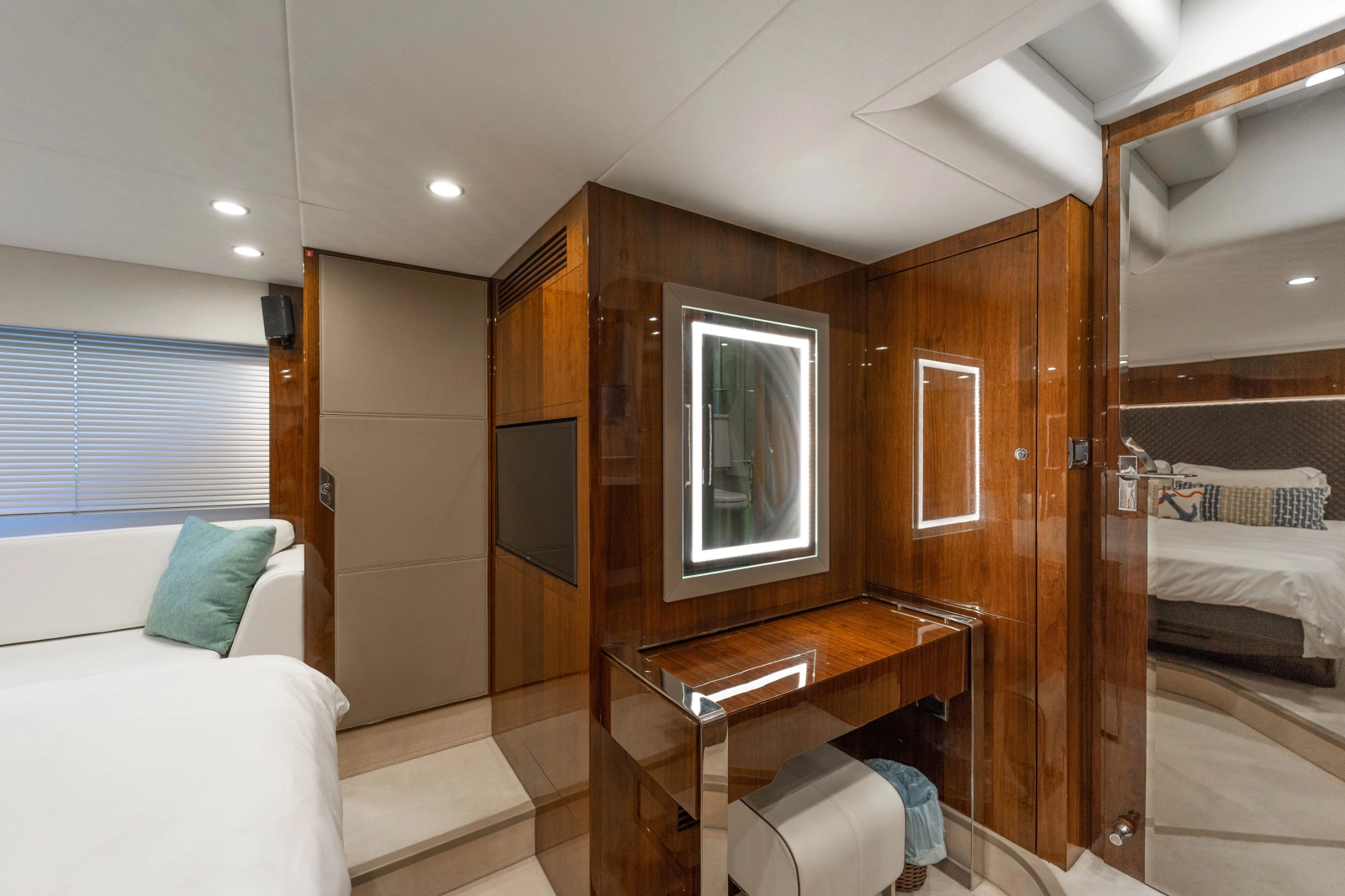 2019 Fairline Squadron 53