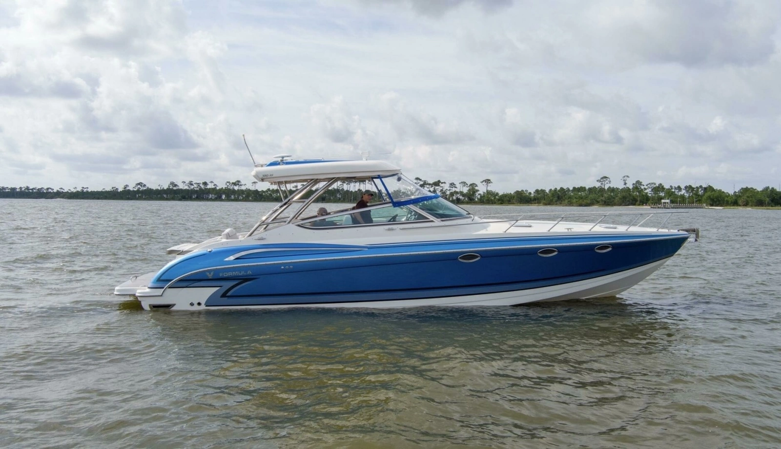 2017 37 Formula 370 SS Bluebird Starboard (3)