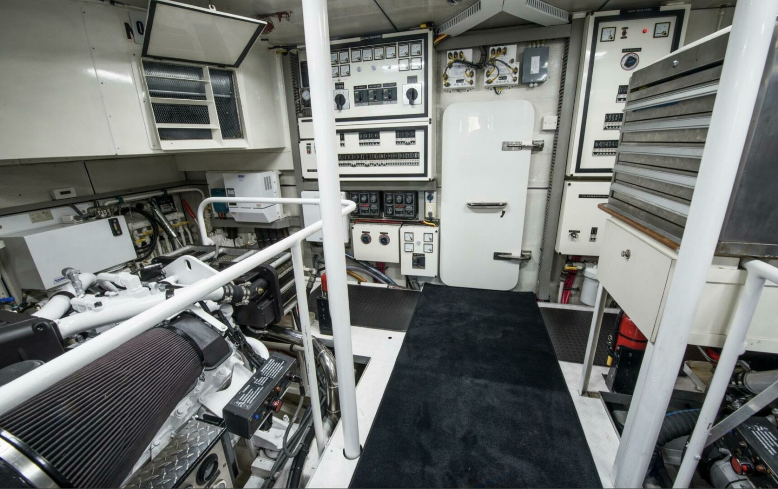 Cheoy Lee 95 FOOTLOOSE - Engine Room