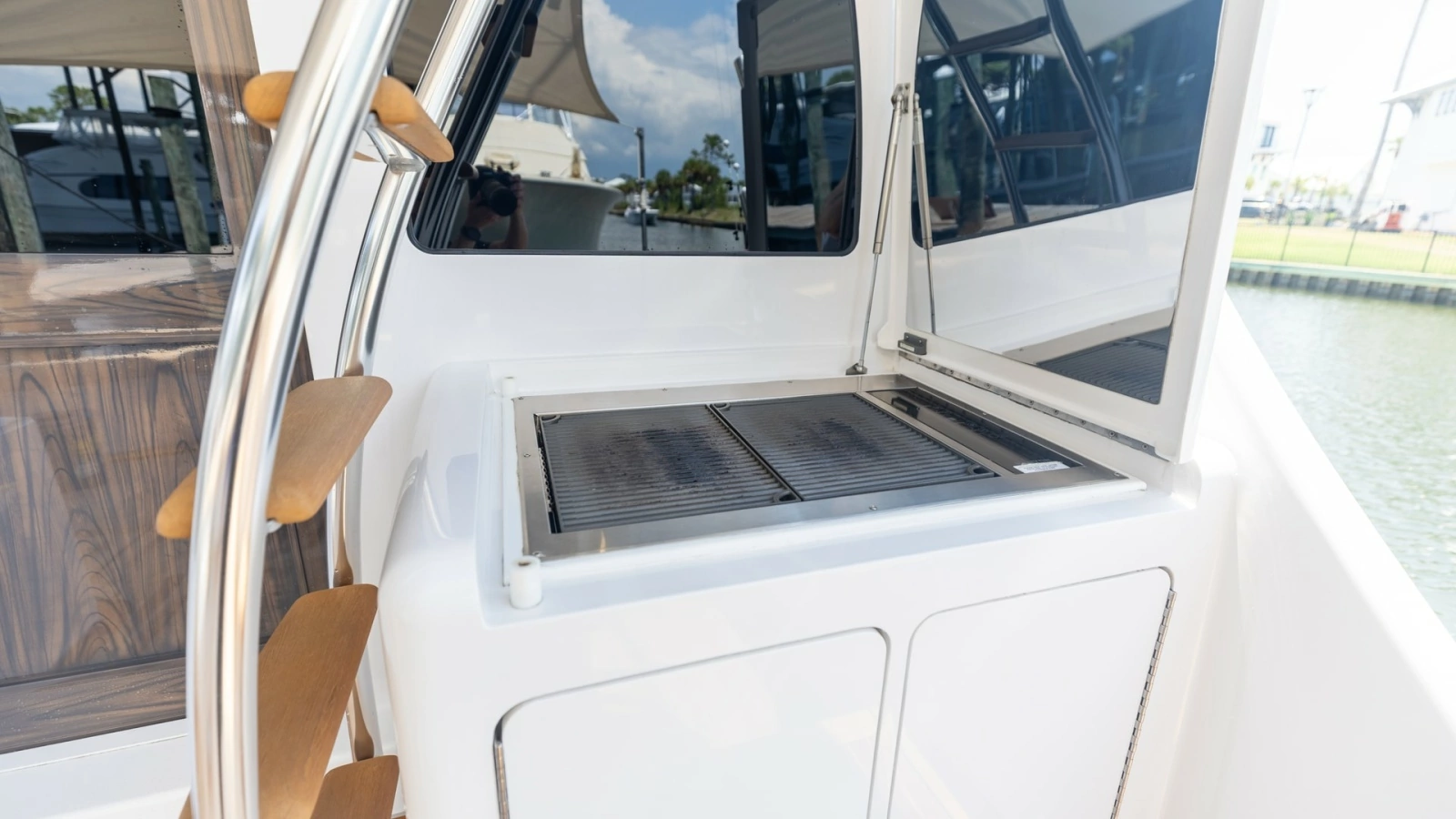 2021 65 Hatteras GT On the DL Cockpit Grill (2)