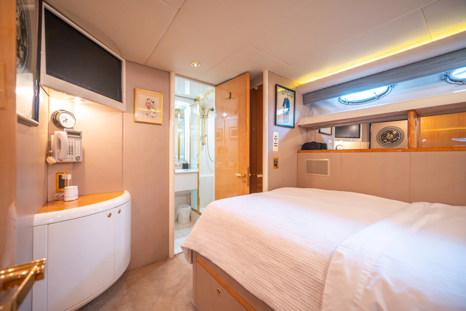 2000 Lazzara Yachts Skylounge