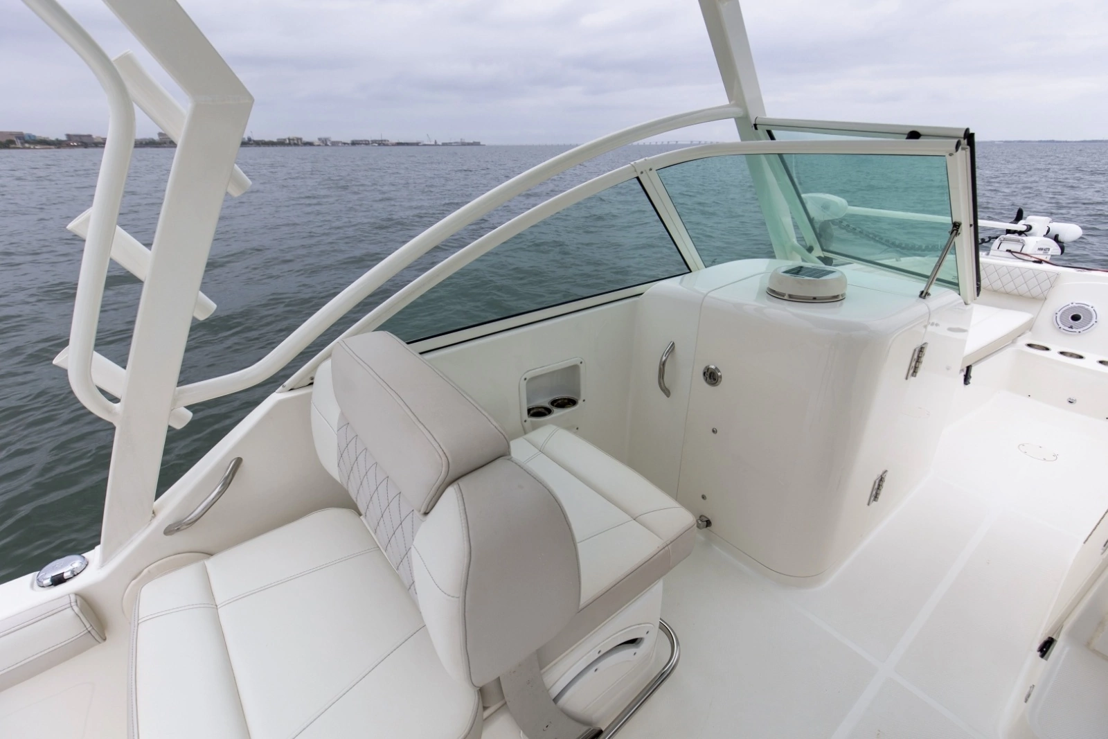 2024 World Cat 230 DC Helm