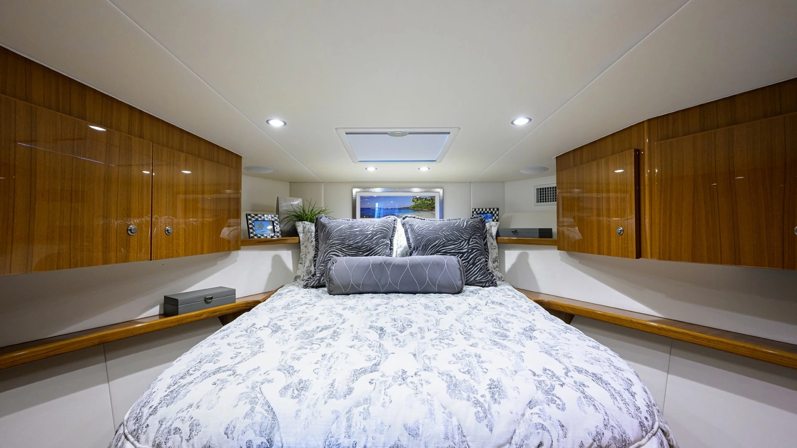 44_viking_reelaxin_master_stateroom_02