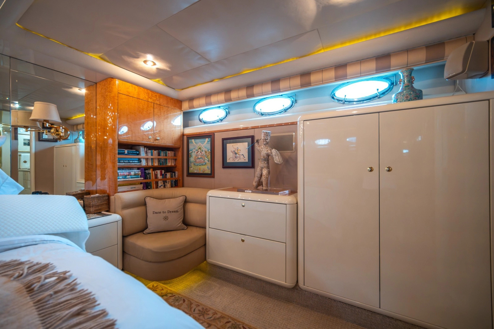 2000 Lazzara Yachts Skylounge