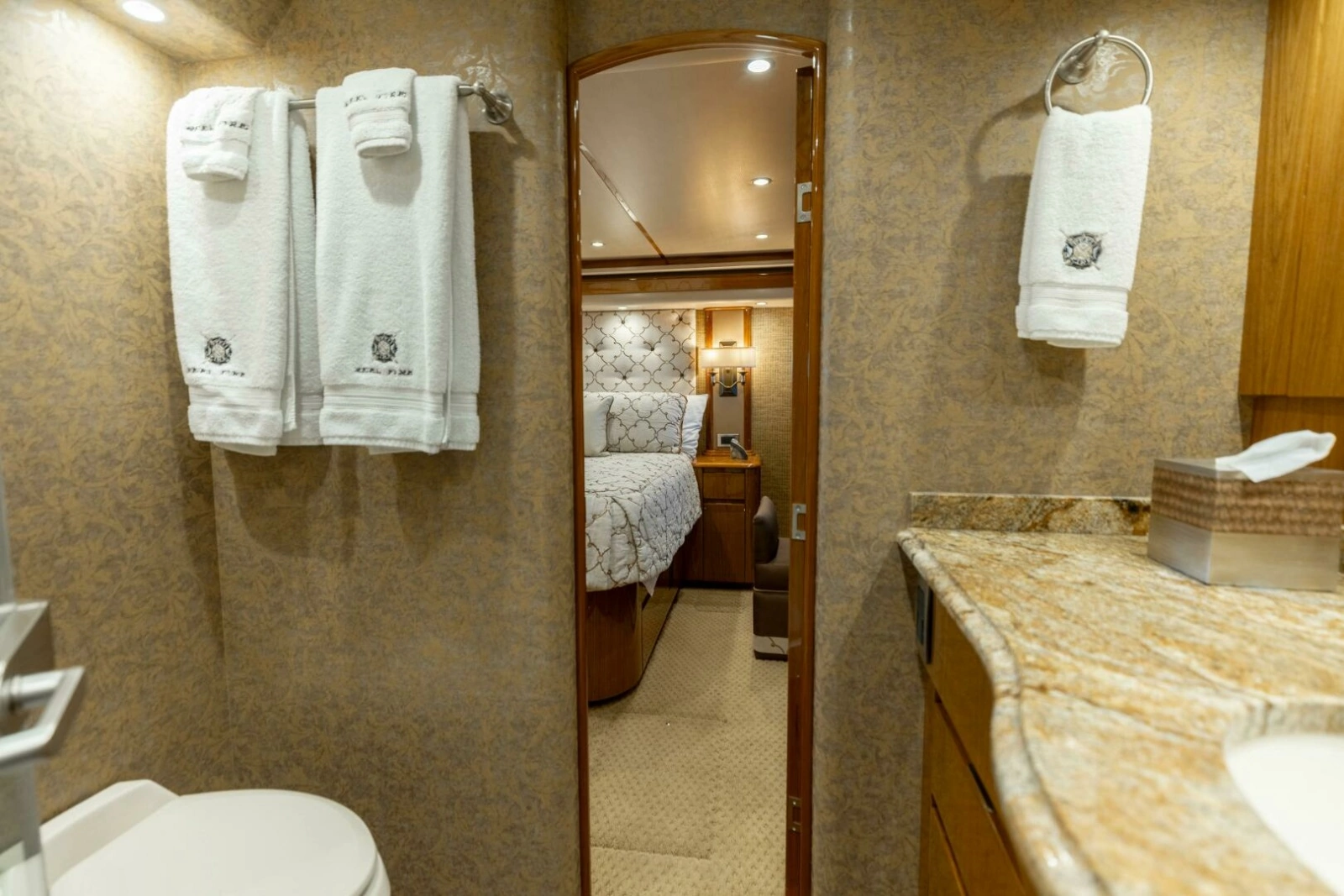 2013 Viking 76 Convertible photo 32