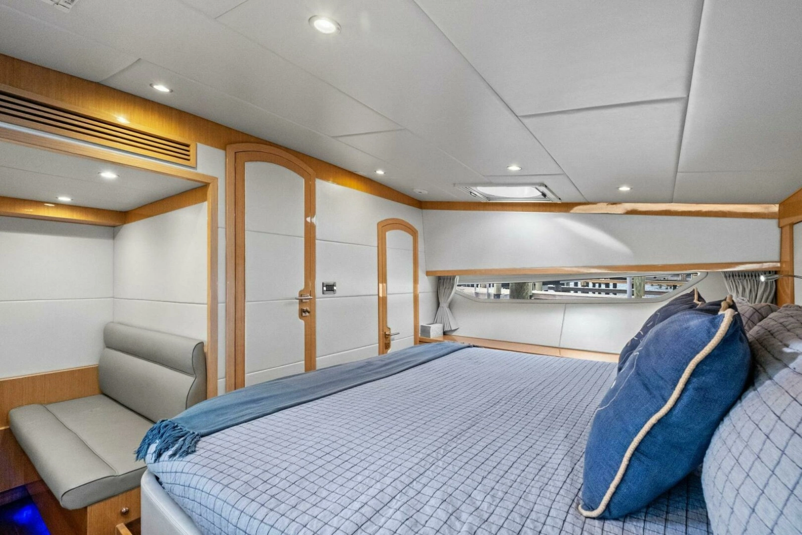 2018 Outboard Express Catamaran 47
