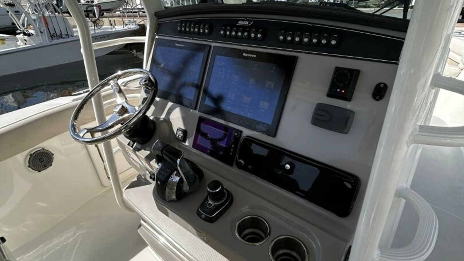 2017 33 Boston Whaler 330 Outrage Helm (6)