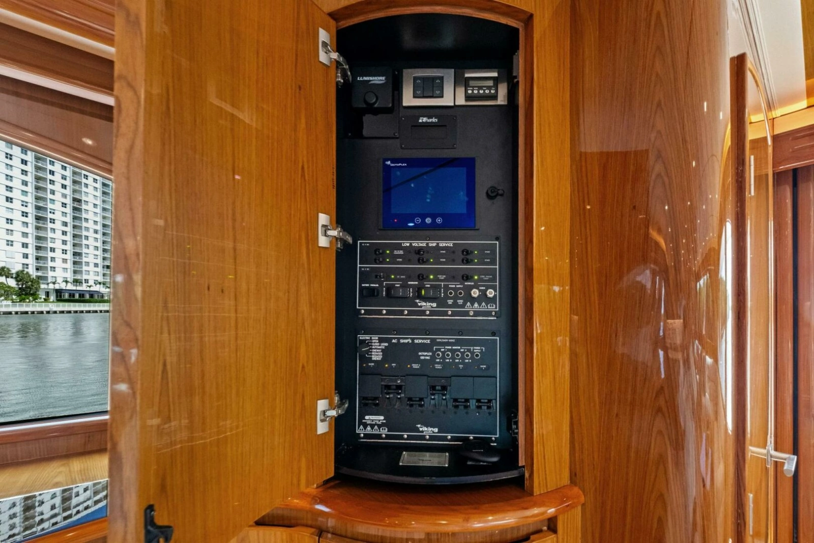 2012 Viking 82 Convertible photo 18