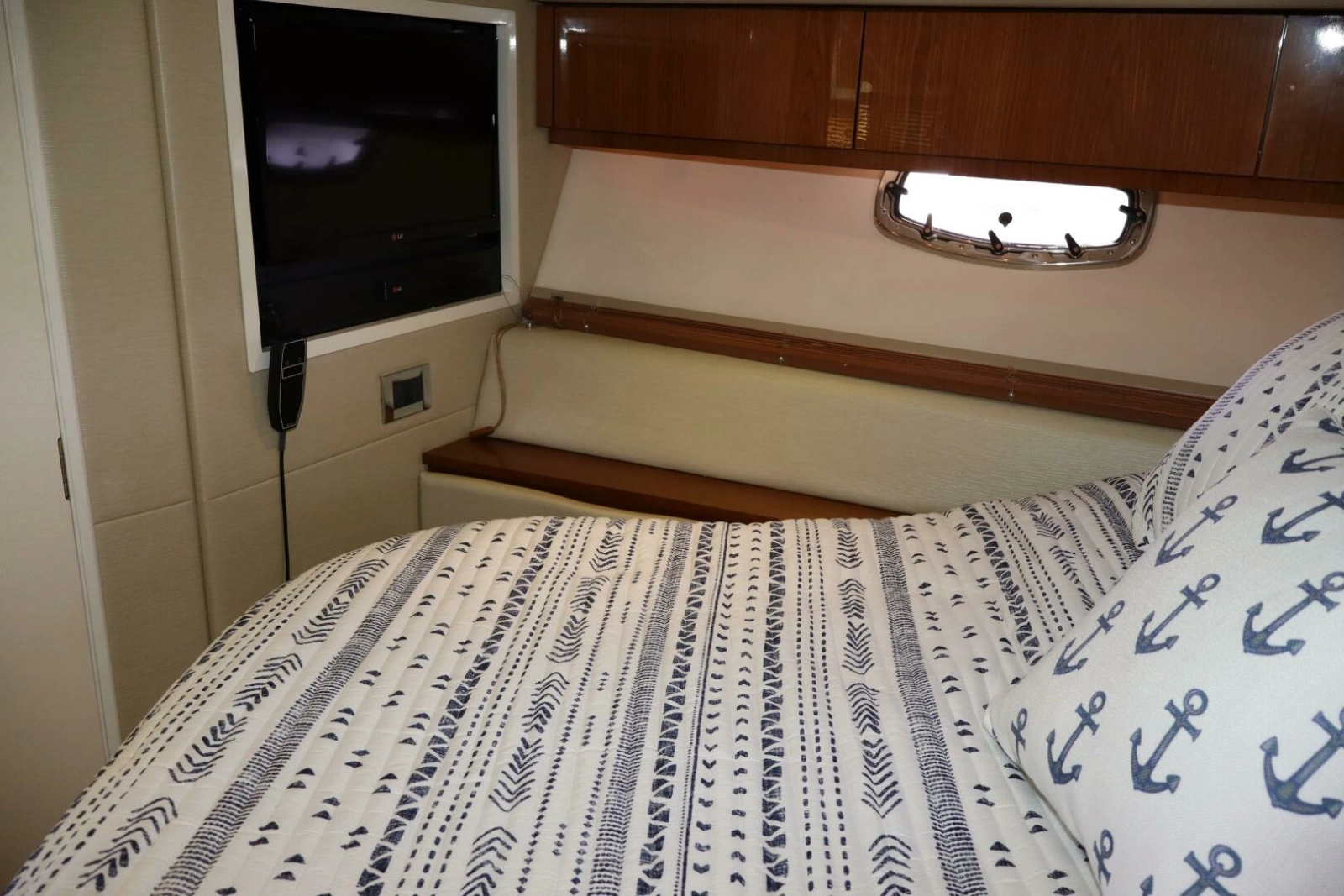 2015 Sea Ray 410 Sundancer photo 23