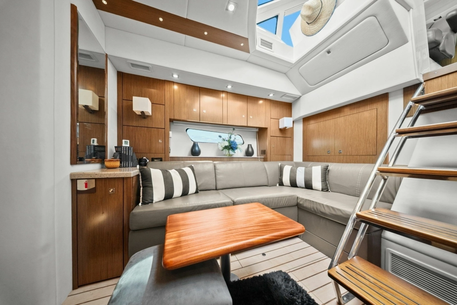 2014 Cruisers Yachts 48 Cantius