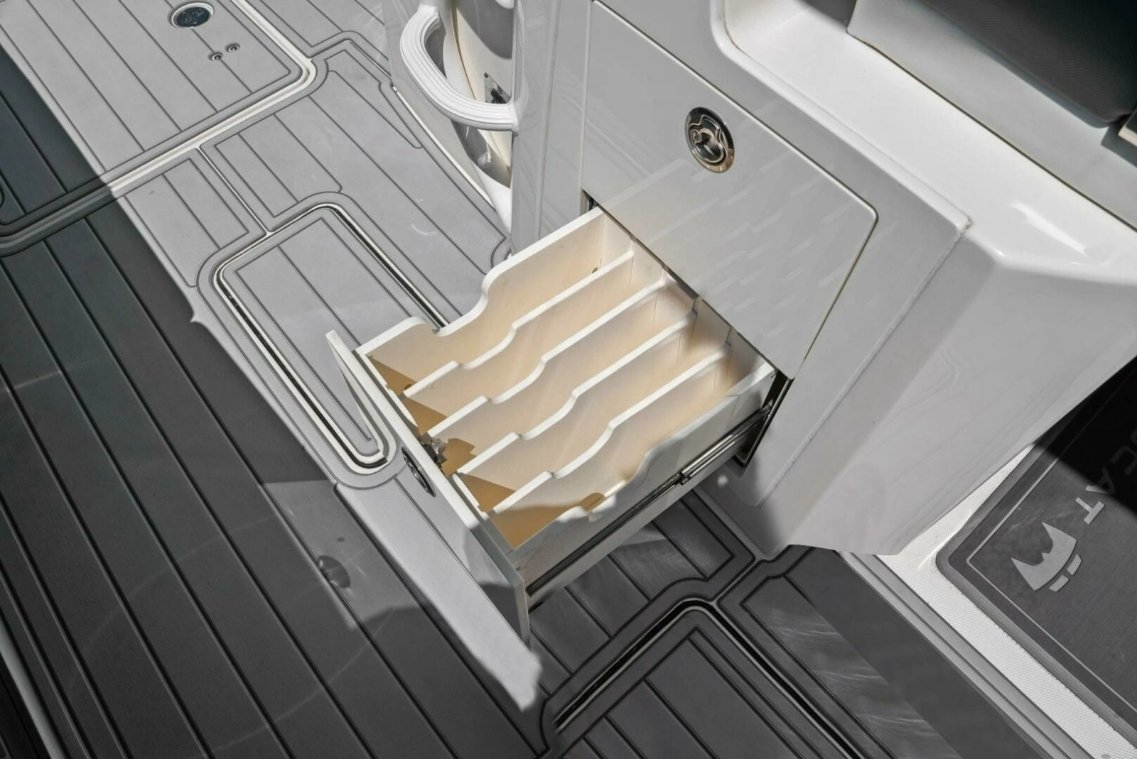 2022 World Cat 400 CC-X - Starboard Side Storage