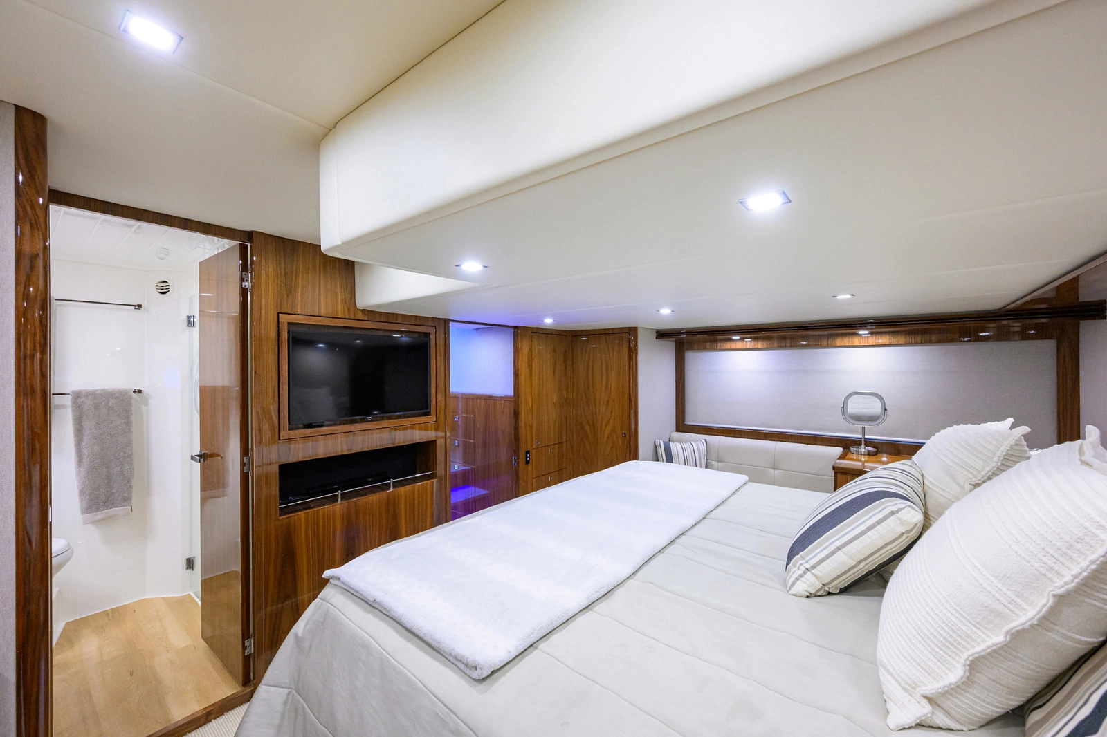2019 Riviera 5400 Sport Yacht