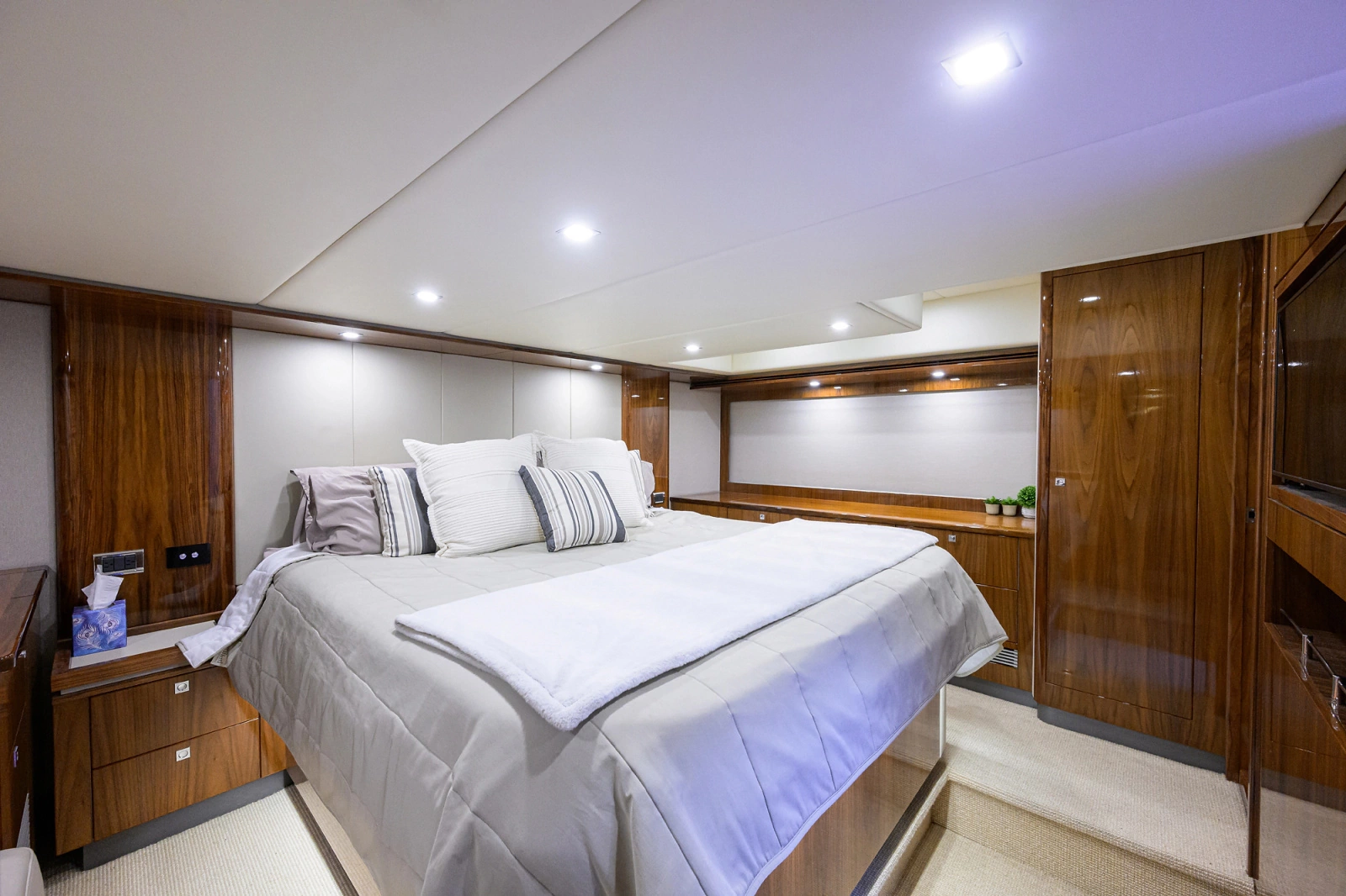 2019 Riviera 5400 Sport Yacht