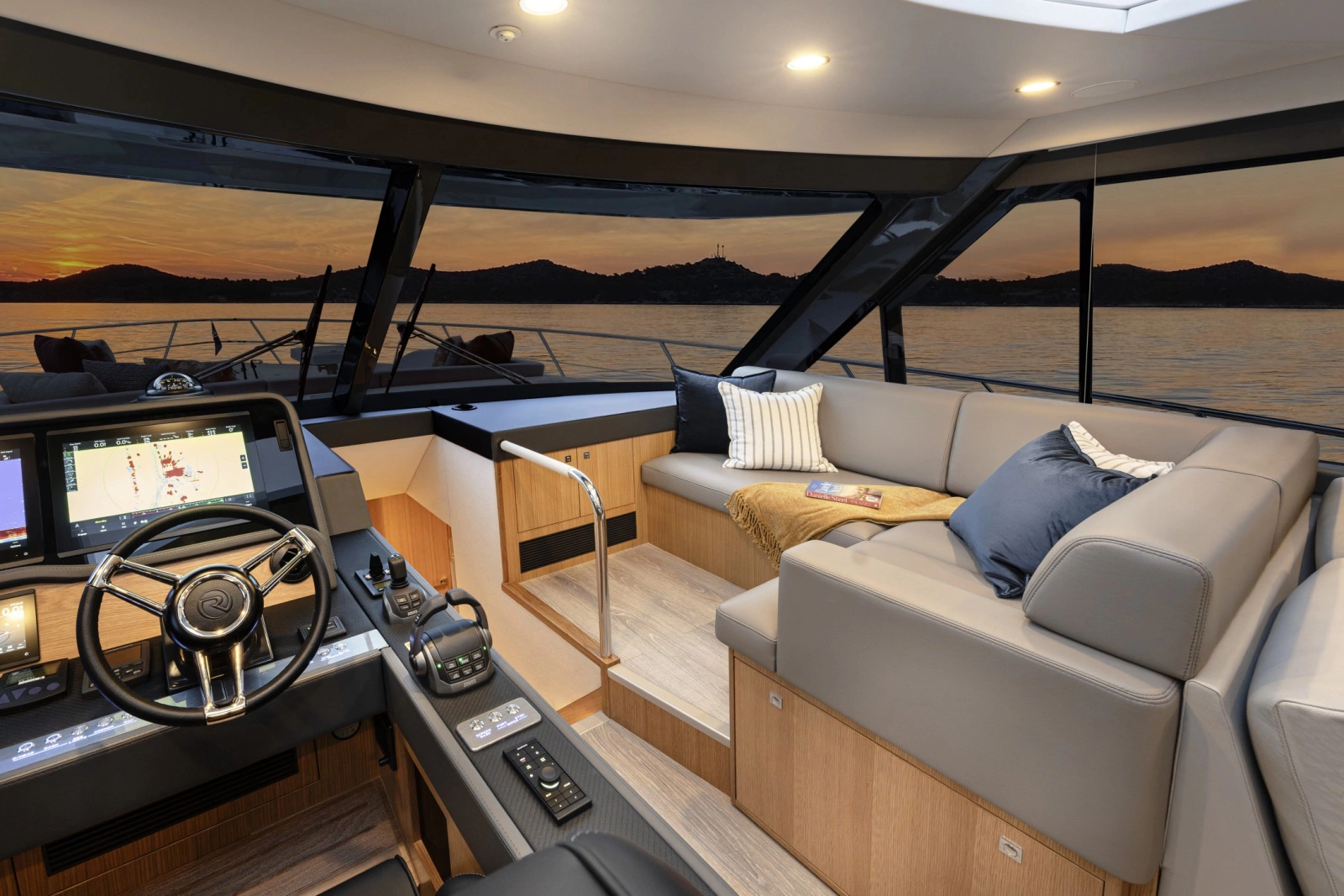 585 SUV 58ft Riviera Yacht For Sale