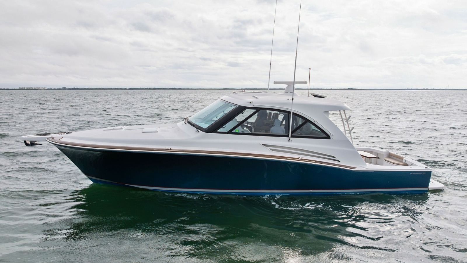 Profile View of Hatteras GT45X