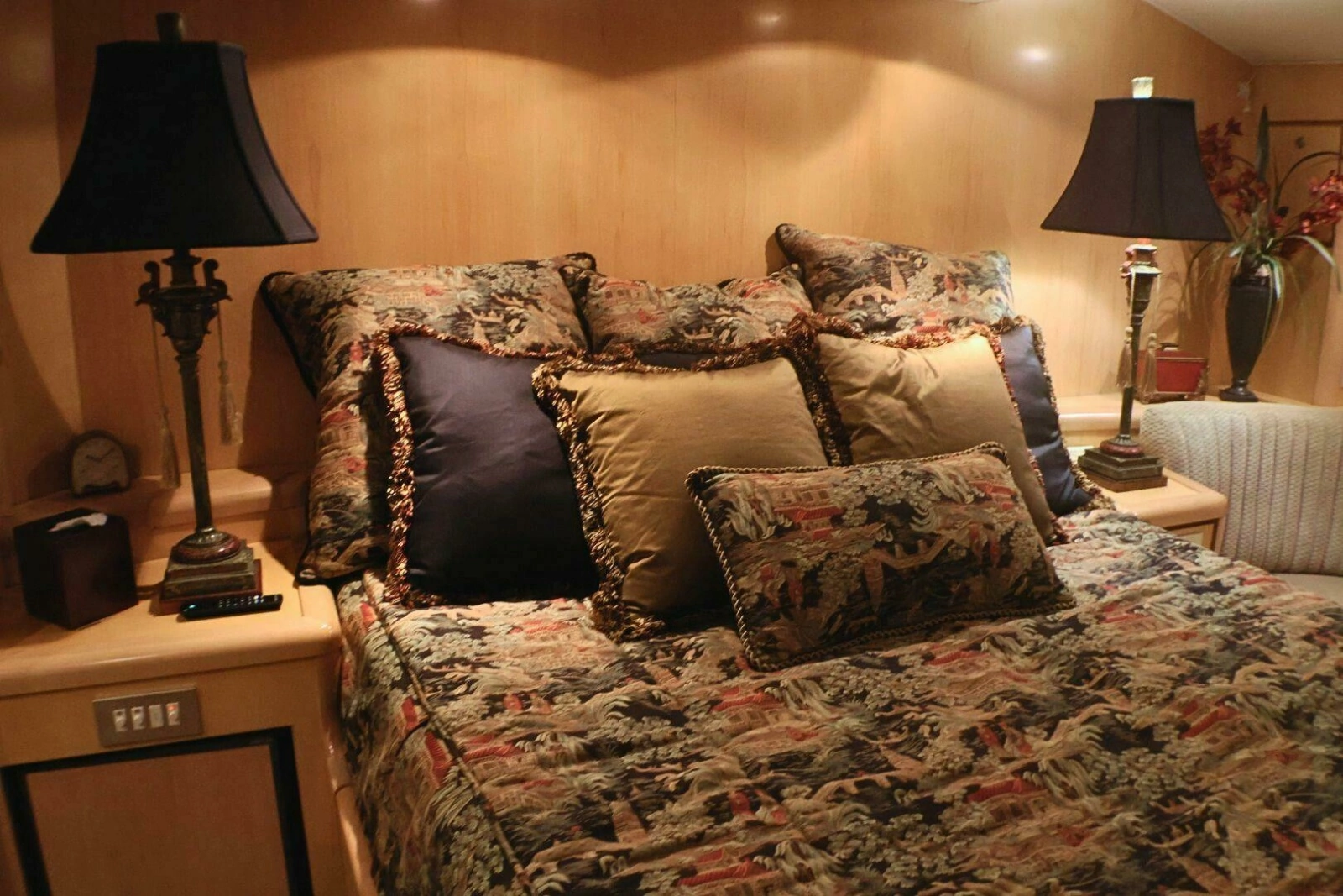 2001 Donzi 73' Sport Fish  Master Stateroom (3)