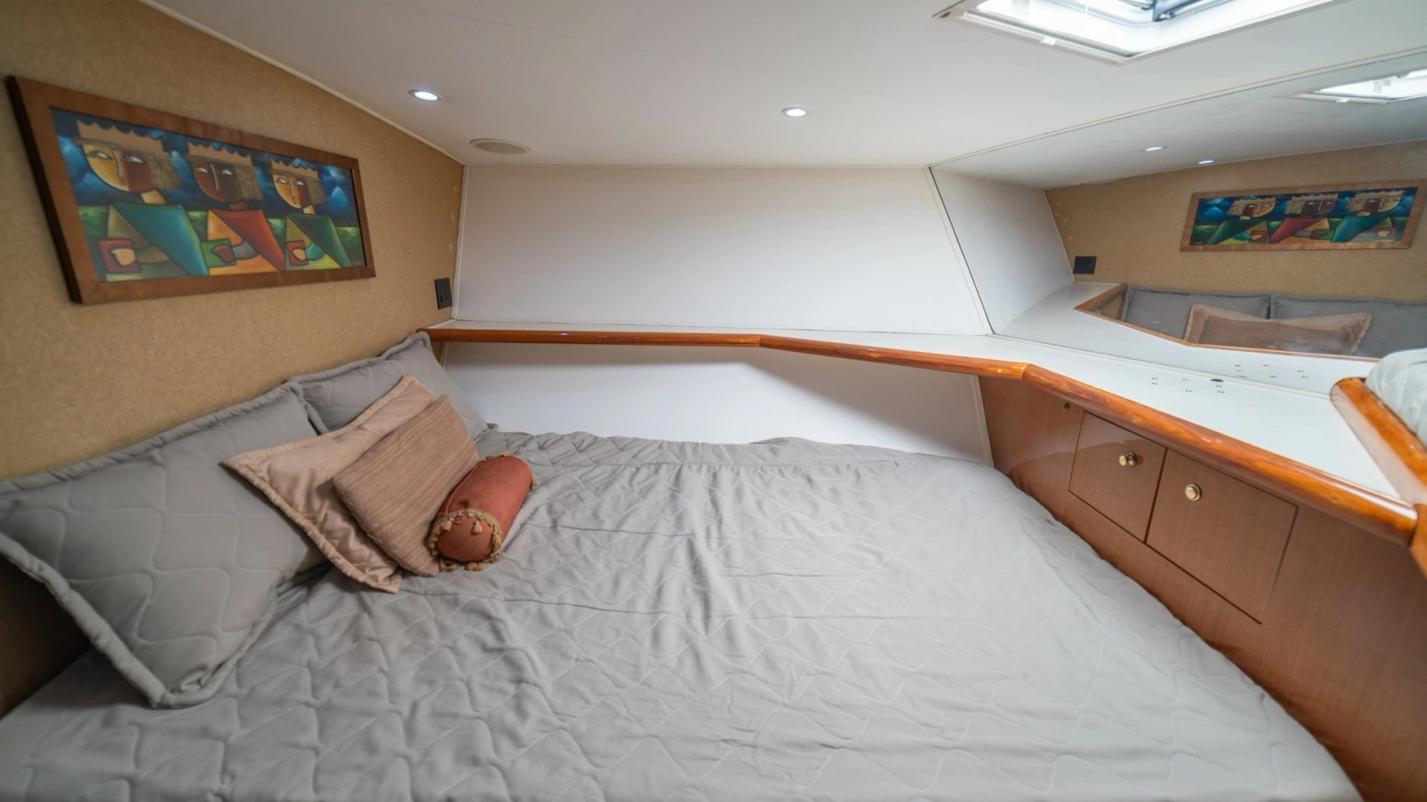 Forward VIP Stateroom 2002 Viking 61 Convertible