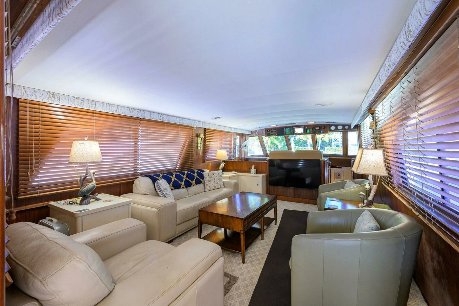 Hatteras 63 - Phantom - Salon Seating