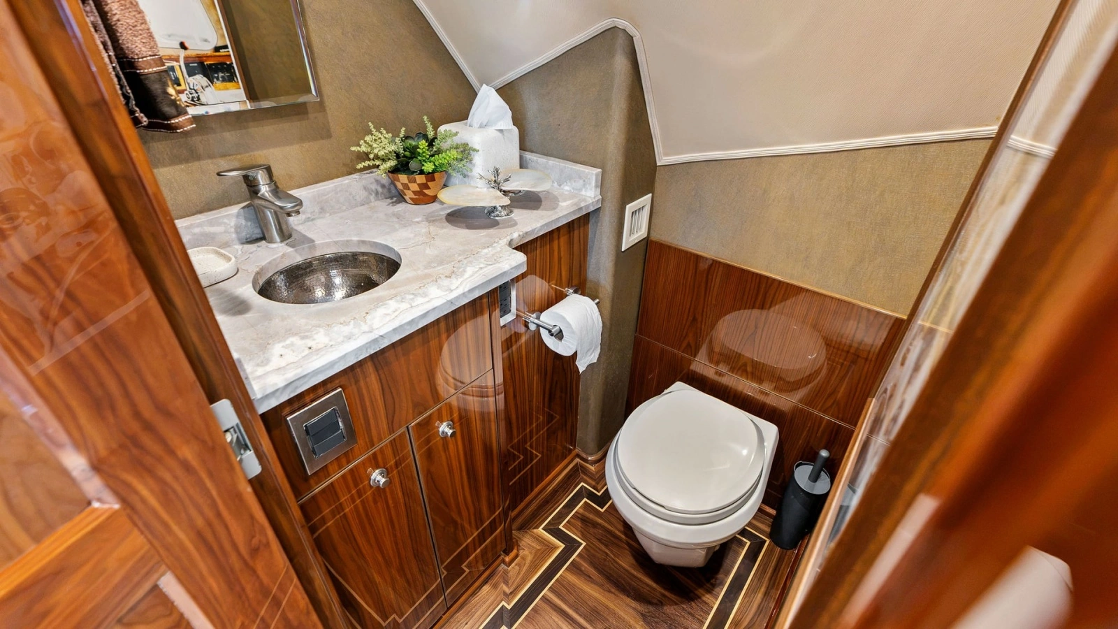Luxurious Guest Head