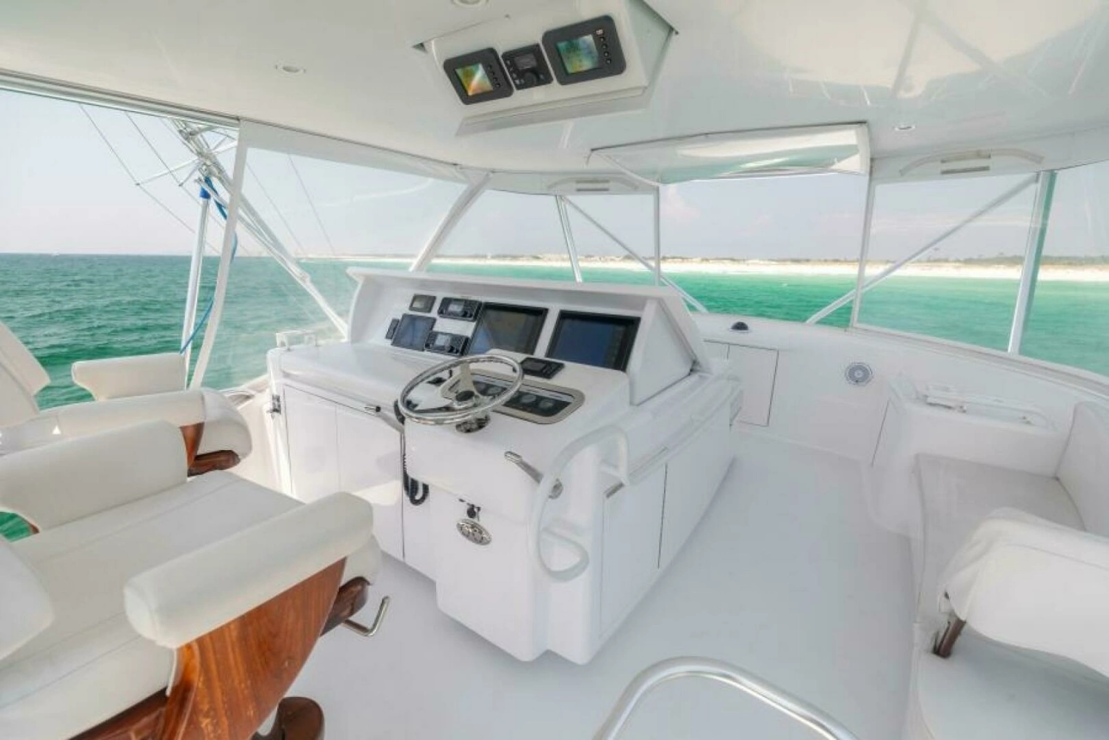 2008 Hatteras 60 Convertible  Helm 4