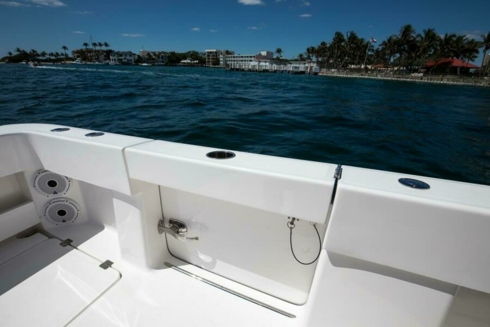 Invincible 35 Emanon - Exterior Cockpit