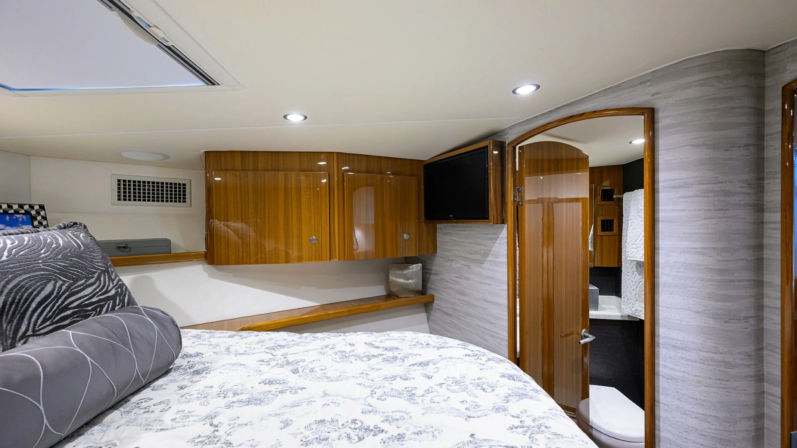 44_viking_reelaxin_master_stateroom_04