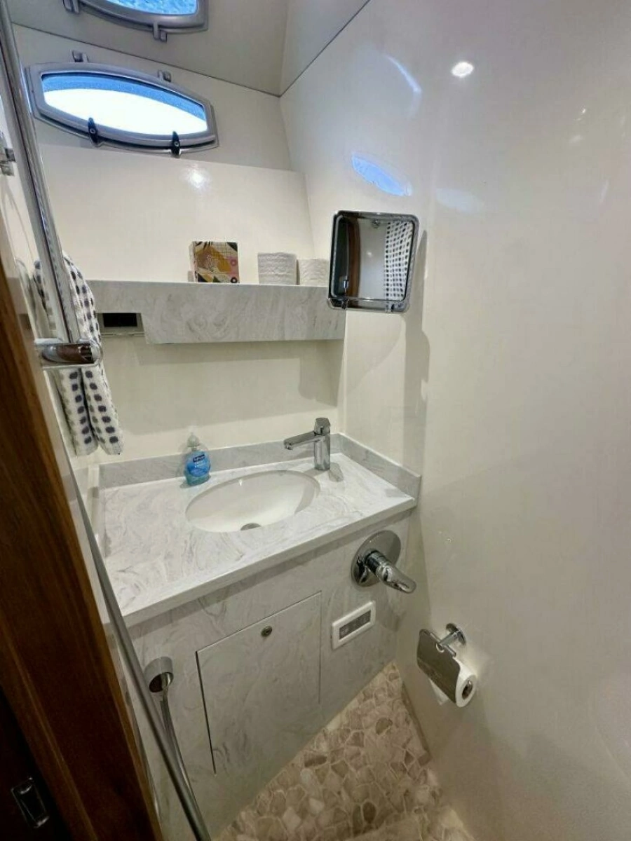 Outer Reef 62 SOUTH  PAWS - Guest Cabin Ensuite Head