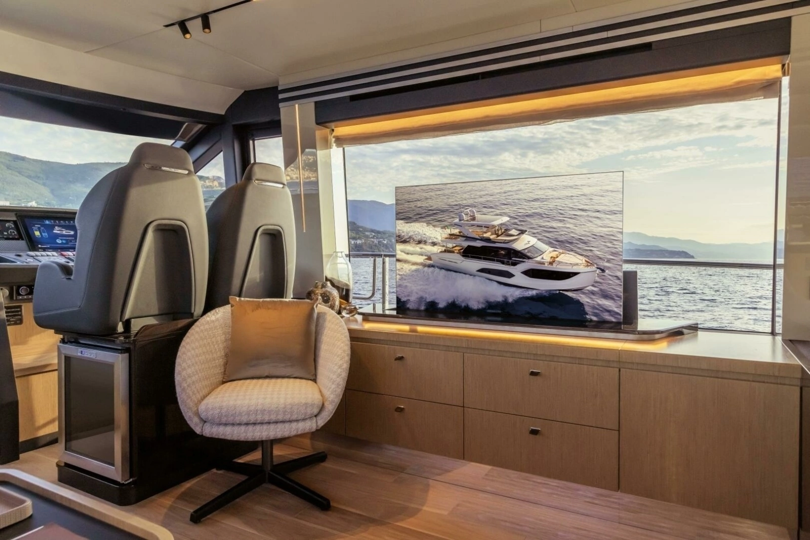 2027 60 Absolute Flybridge - Salon