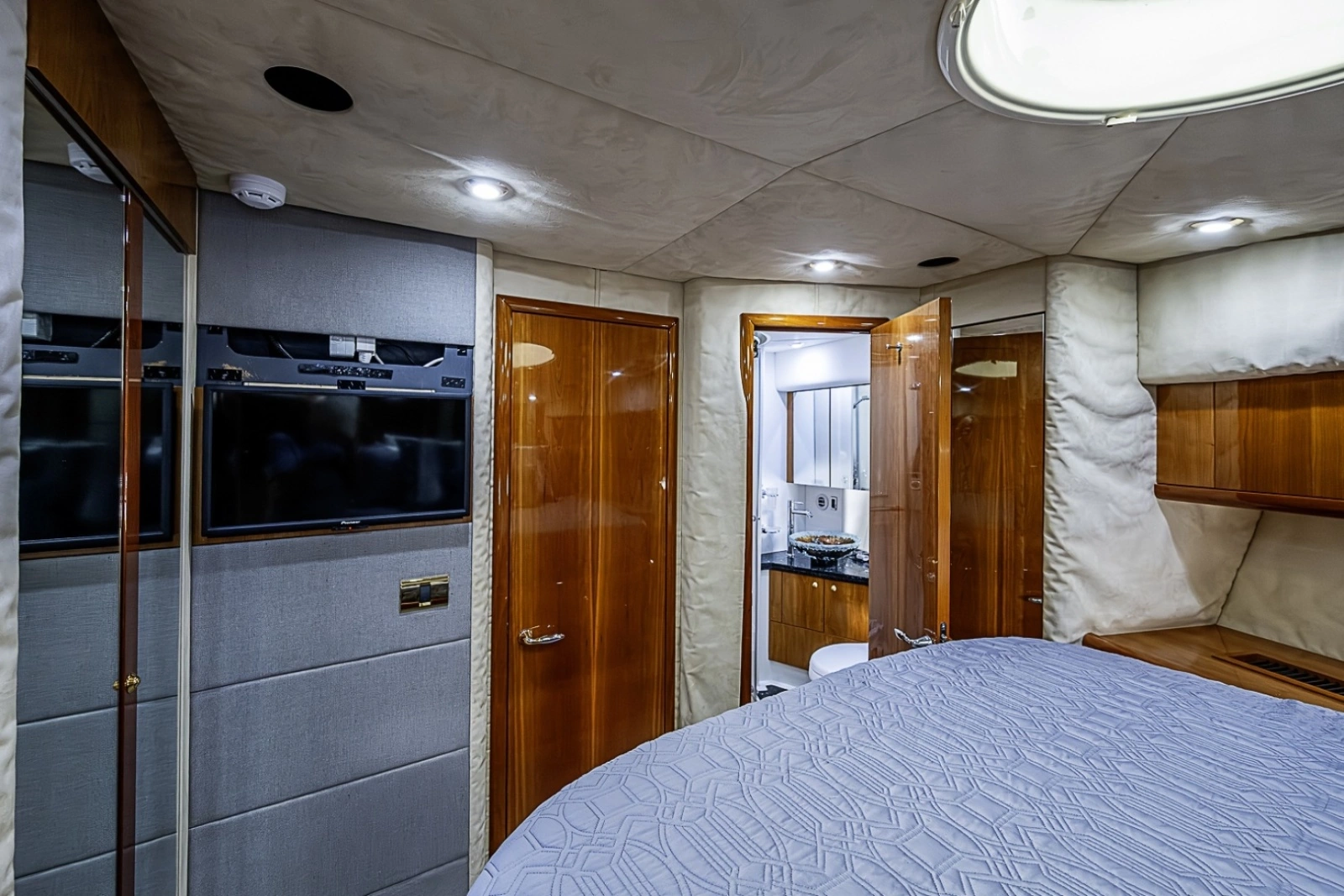 Sunseeker 62 EAGLE II - VIP Stateroom Forward