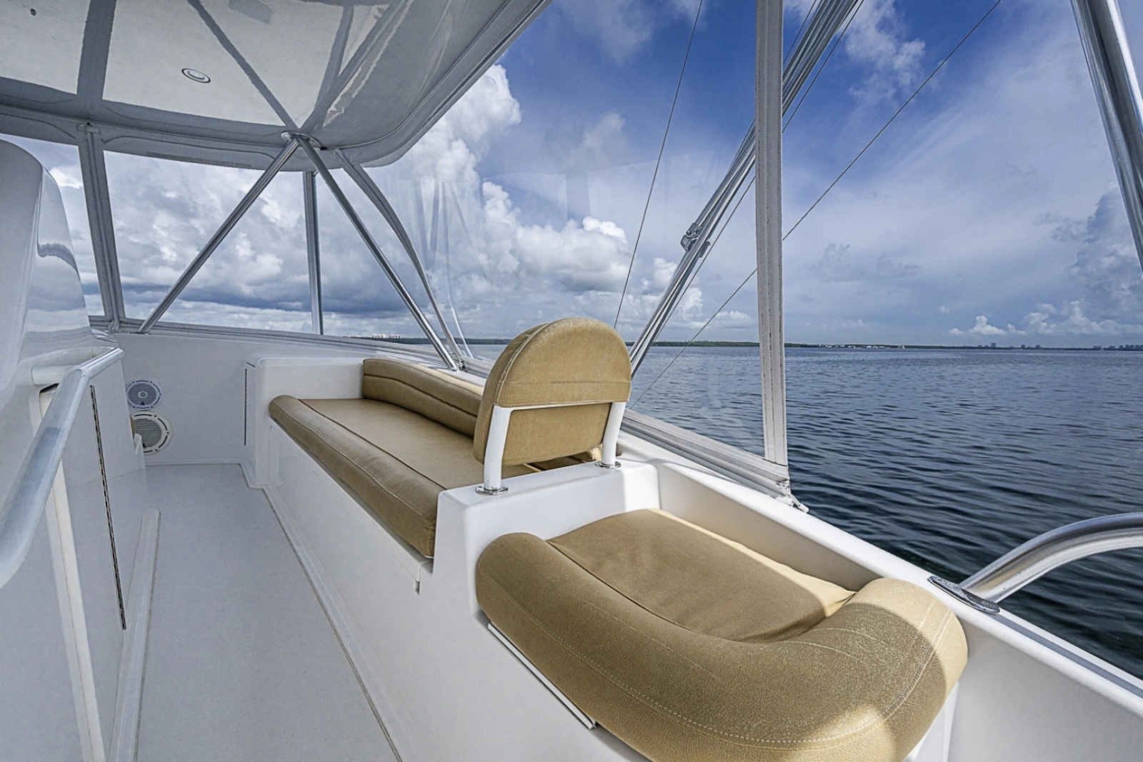 Viking 64 BIG BLUE - Flybridge Helm Seating