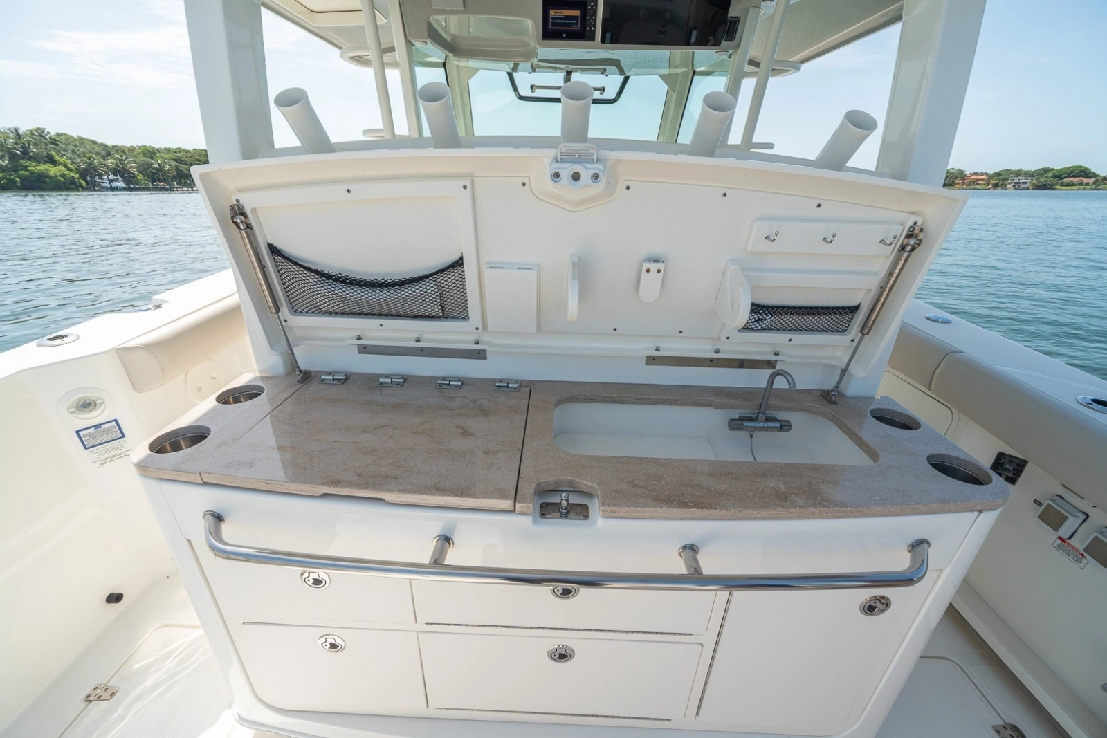 Boston Whaler 380 Outrage - Worth the Tiempo