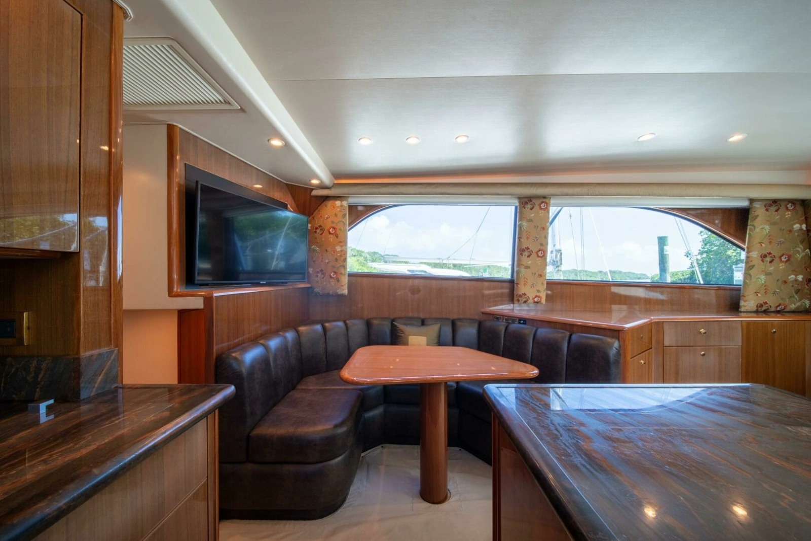 2006 Viking 52 Convertible