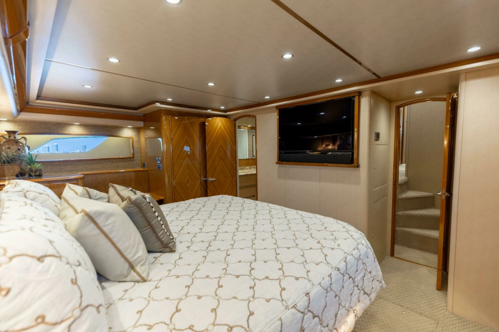 2013 Viking 76 Convertible photo 28