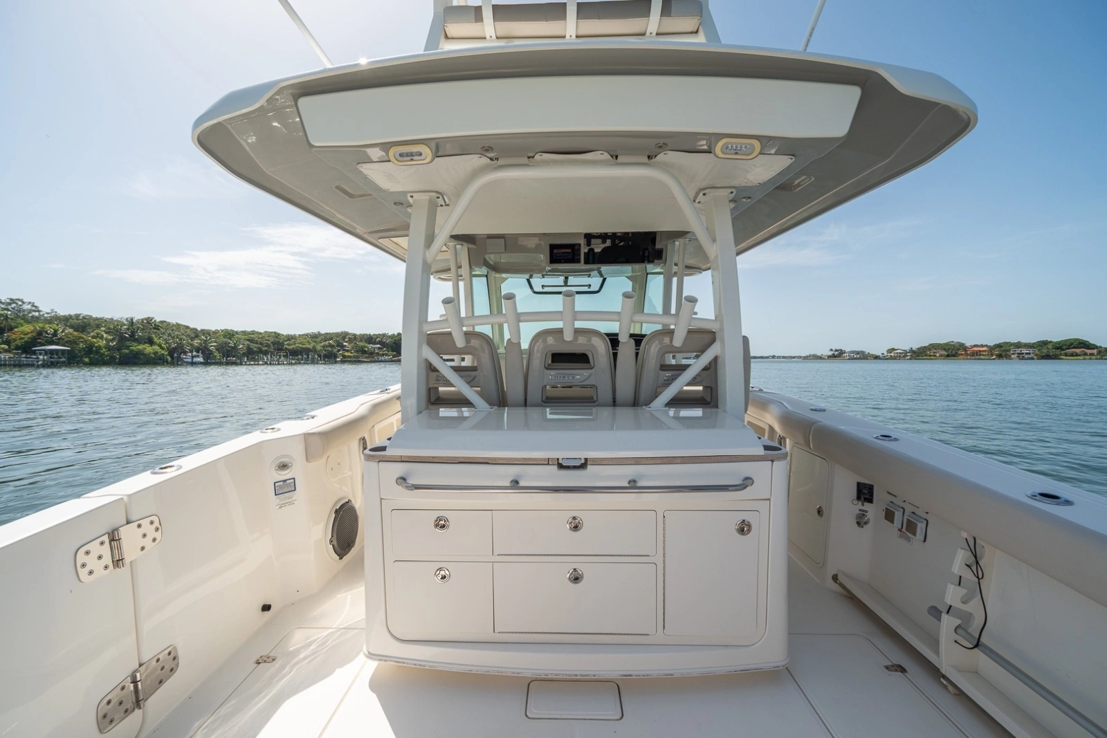 Boston Whaler 380 Outrage - Worth the Tiempo