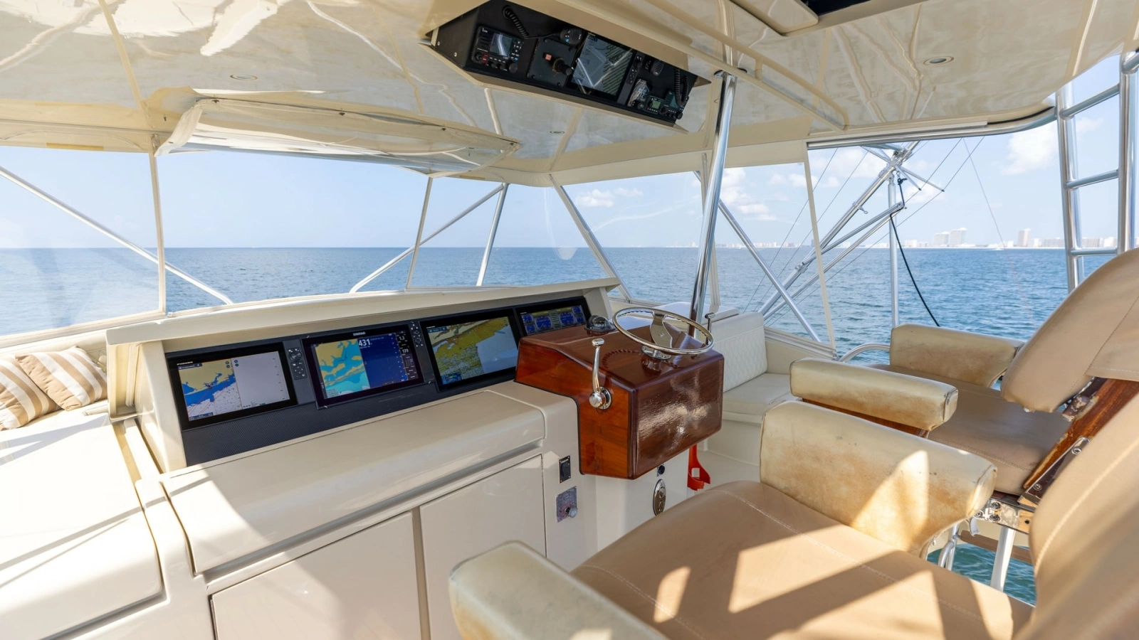 2007 Hatteras 68 Convertible- KEMOSABE- Helm