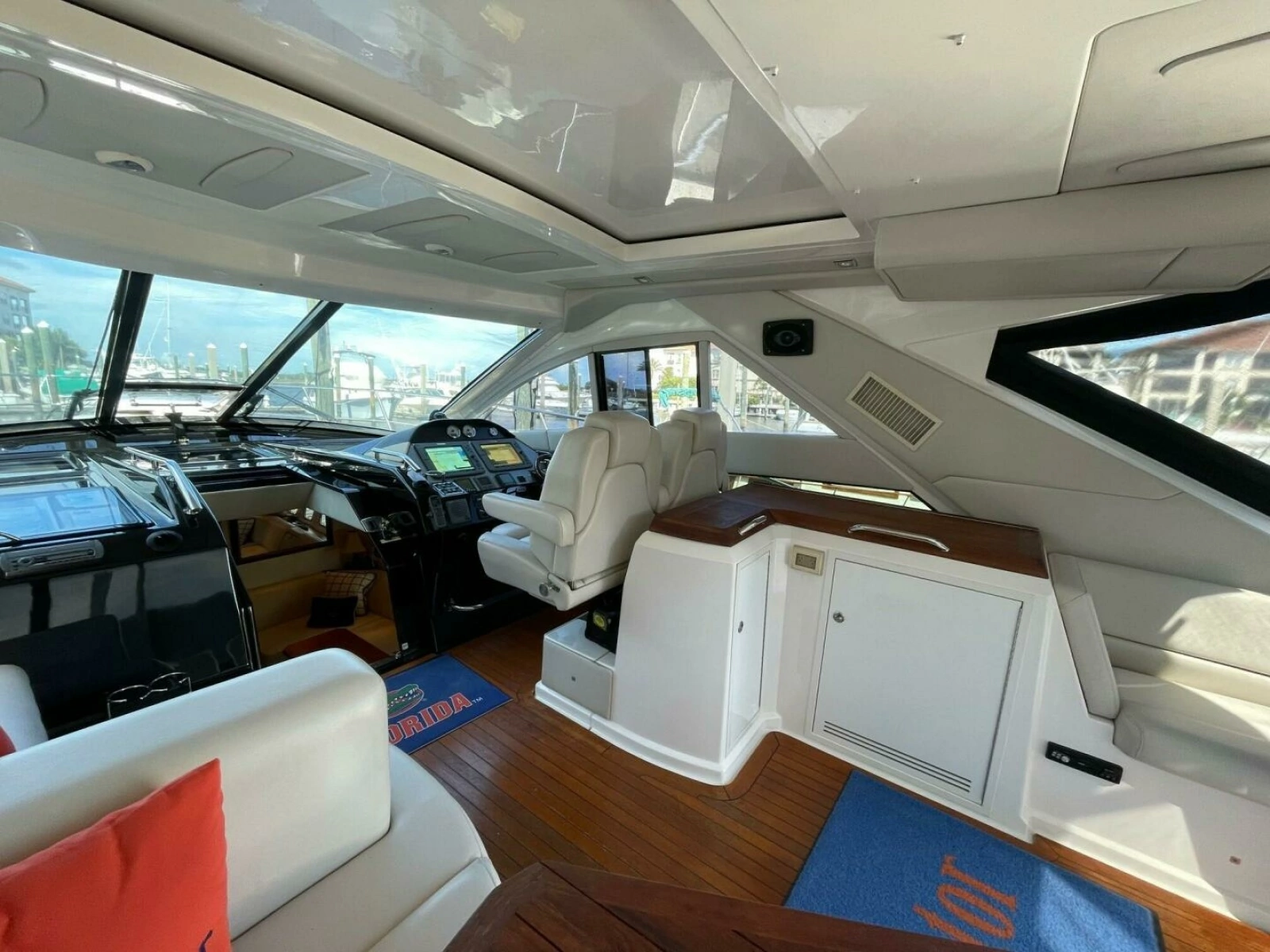 Regal 52 Sport Coupe - Helm Deck