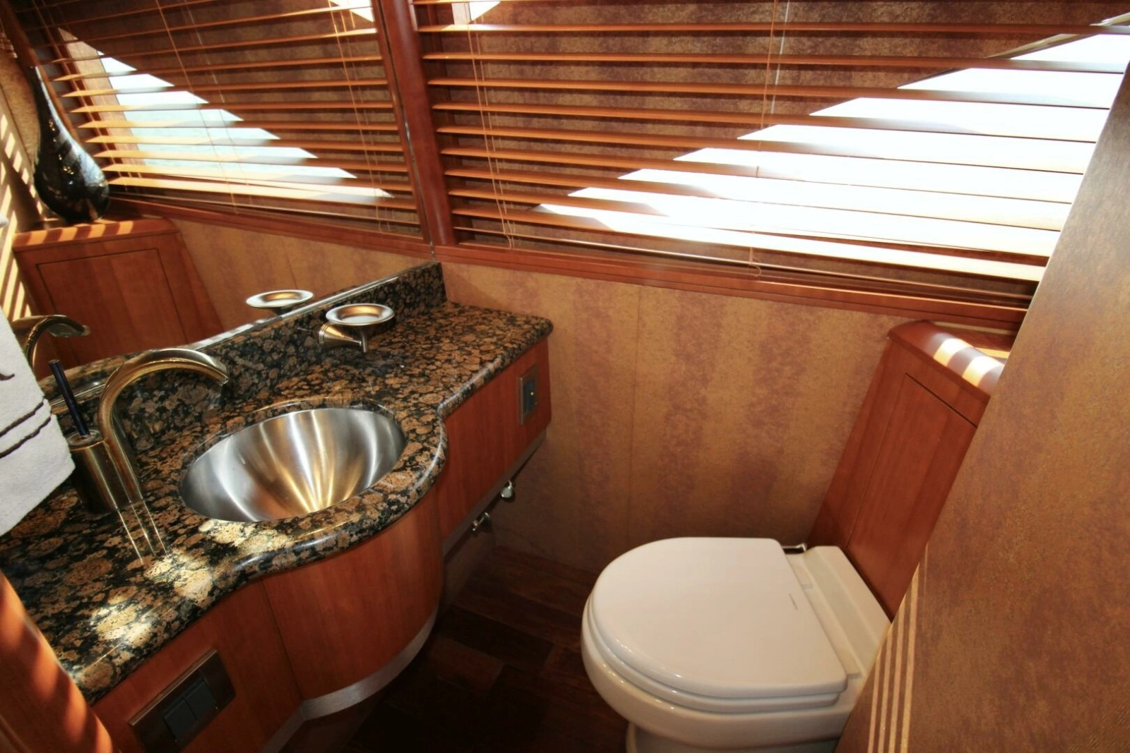 2007 Lazzara 74 Motor Yacht Kathleen