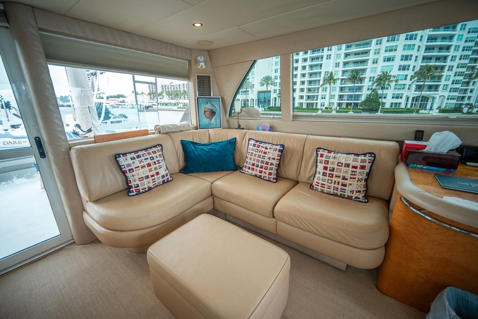 2000 Lazzara Yachts Skylounge
