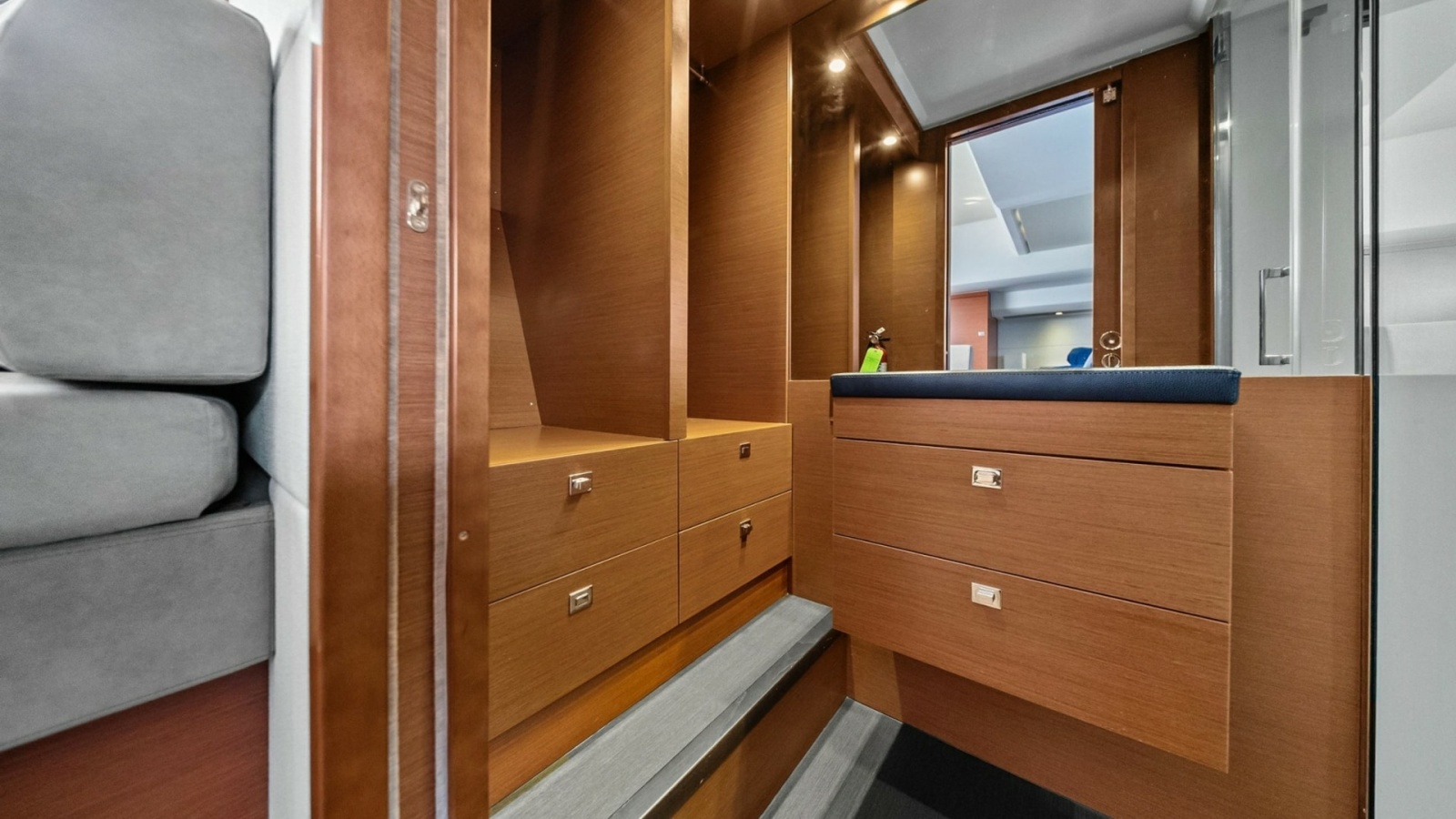 Legacy Yacht Photos Pics 