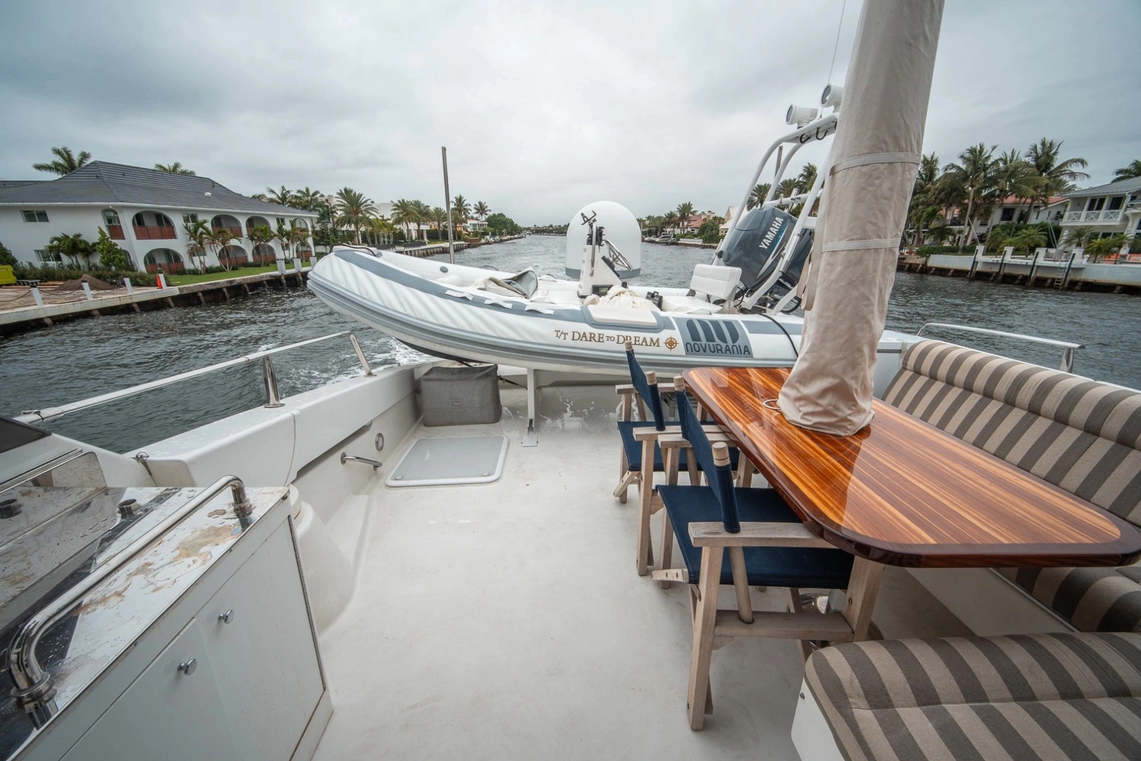 2000 Lazzara Yachts Skylounge