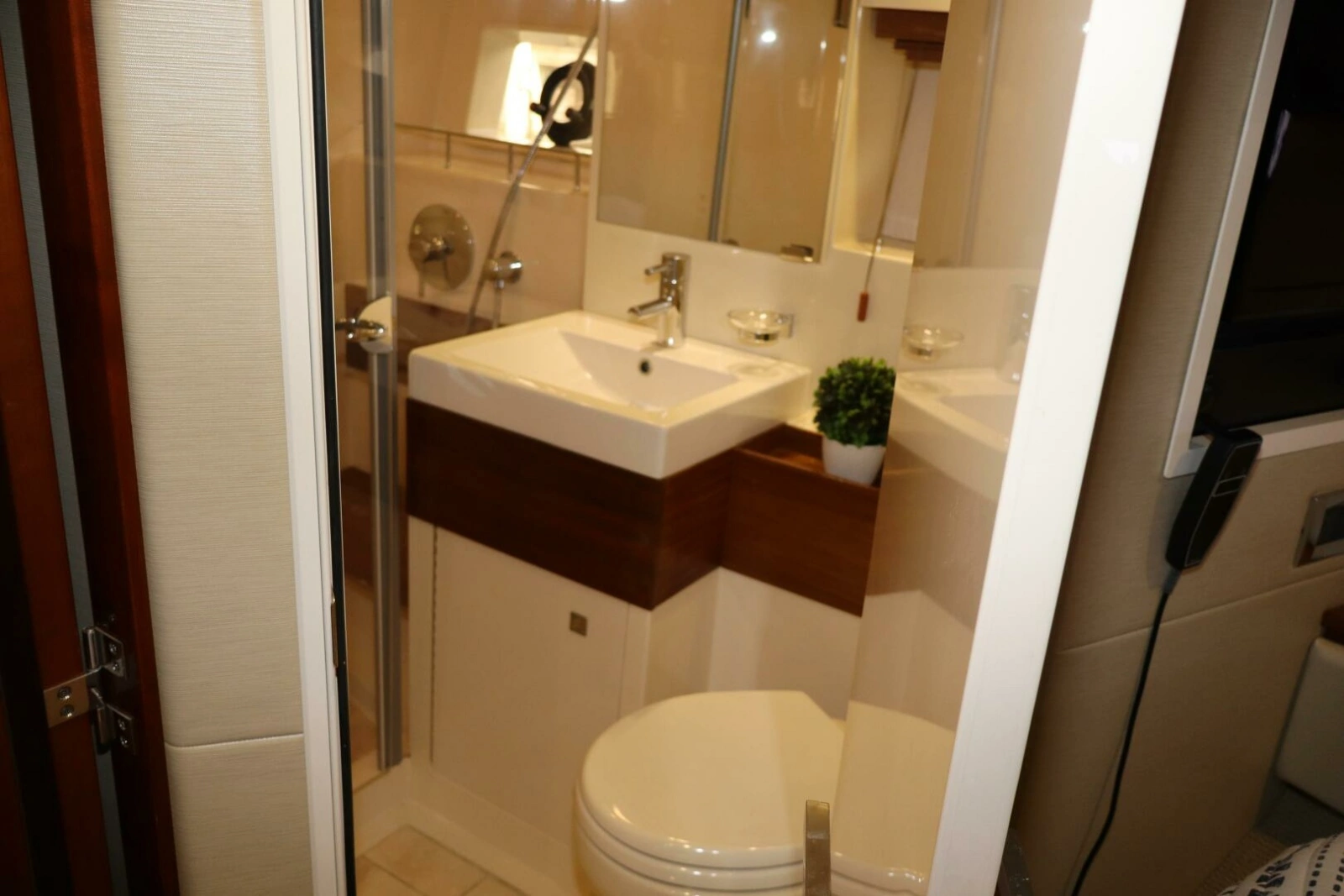 2015 Sea Ray 410 Sundancer photo 24