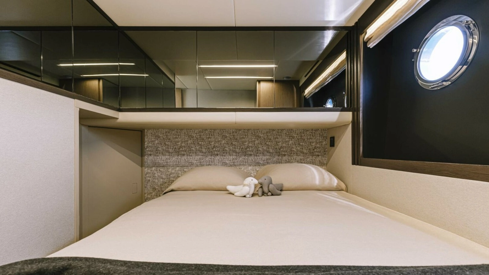 2026 52 Absolute Fly - Guest Stateroom
