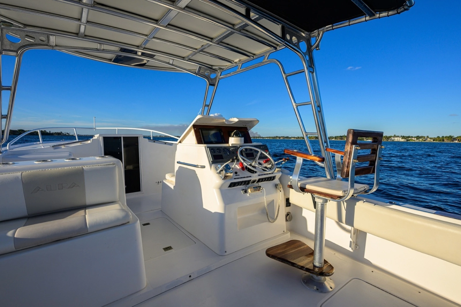 Aura 28 Heron's Catch - Exterior Helm/Cockpit