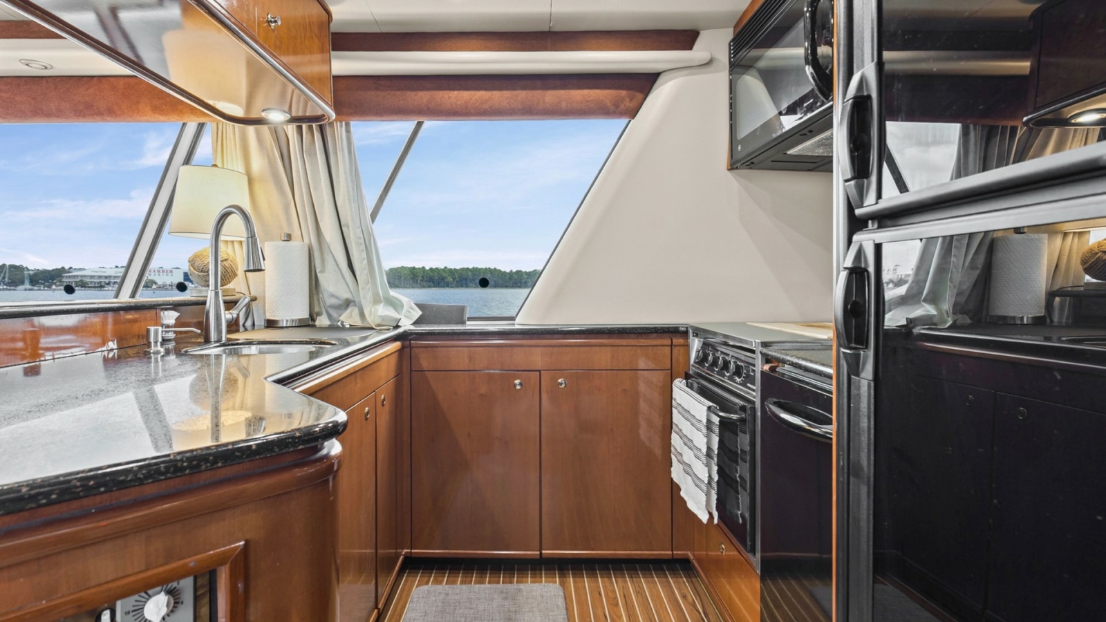 2007 Meridian 490 SE Pilothouse Trust Galley