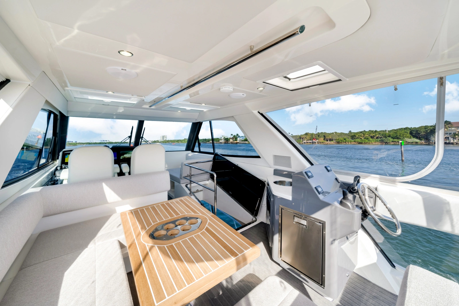 50 SPORTS MOTOR YACHT 50ft Riviera Yacht For Sale