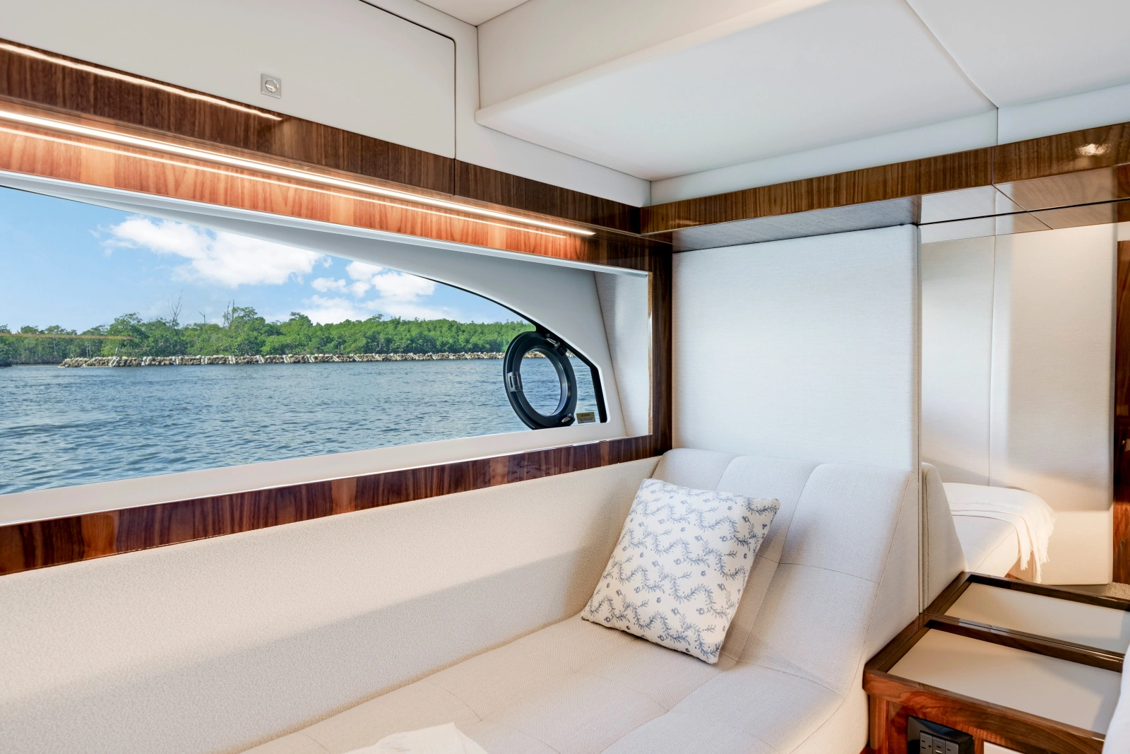 50 SPORTS MOTOR YACHT 50ft Riviera Yacht For Sale