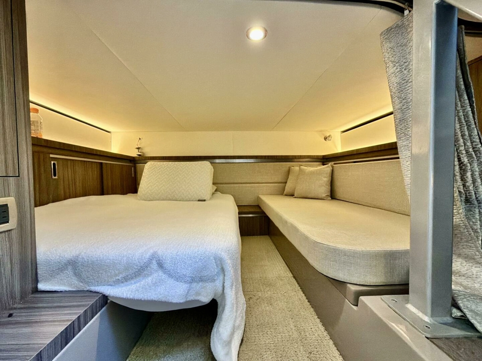 Sea Ray 32 - Stateroom
