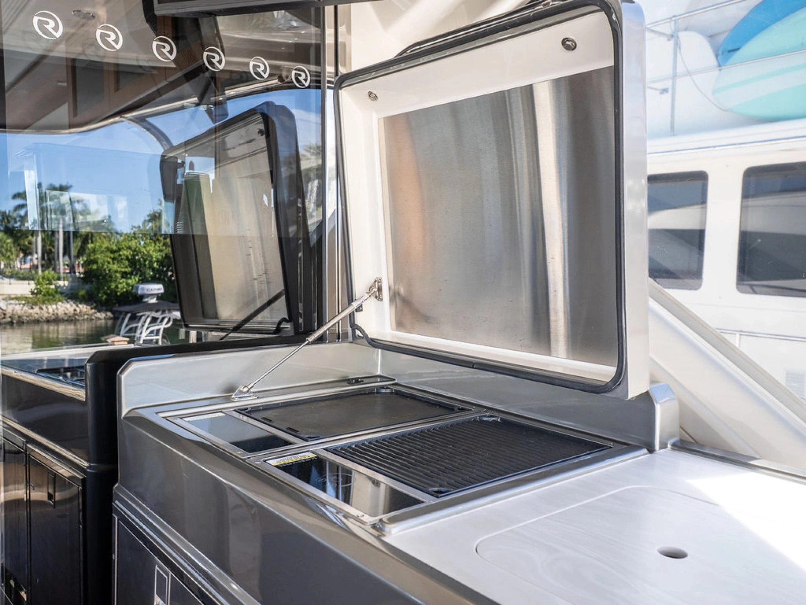 2023 Riviera 6000 Sport Yacht Platinum