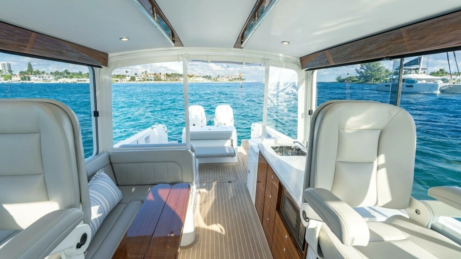 MJM 38RS Pilothouse