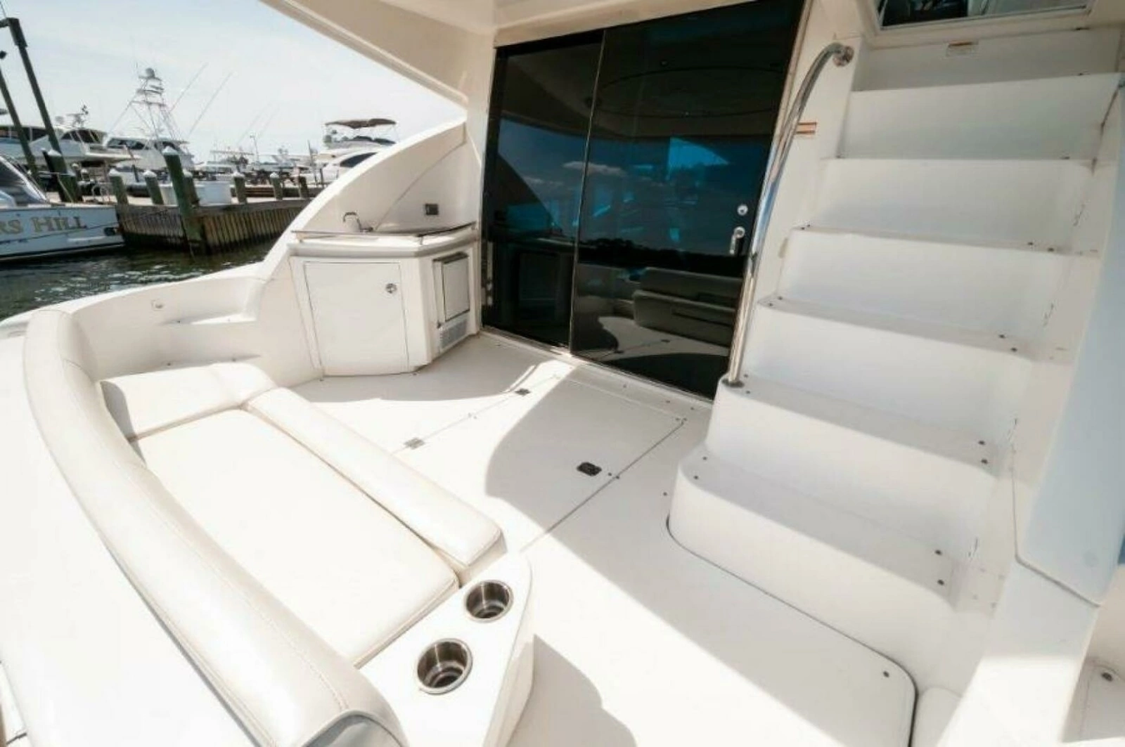  2006 47 Cruisers Cockpit
